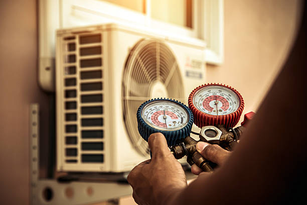 Professional Hvac technician working in Carol Stream, IL